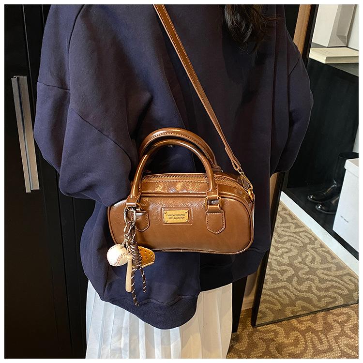 

Женская сумка 2025 Новая Нишевая Премиальная Сумка-боулинг Модная Универсальная Сумка-подушка Сумка через плечо Женская no pendant коричневый