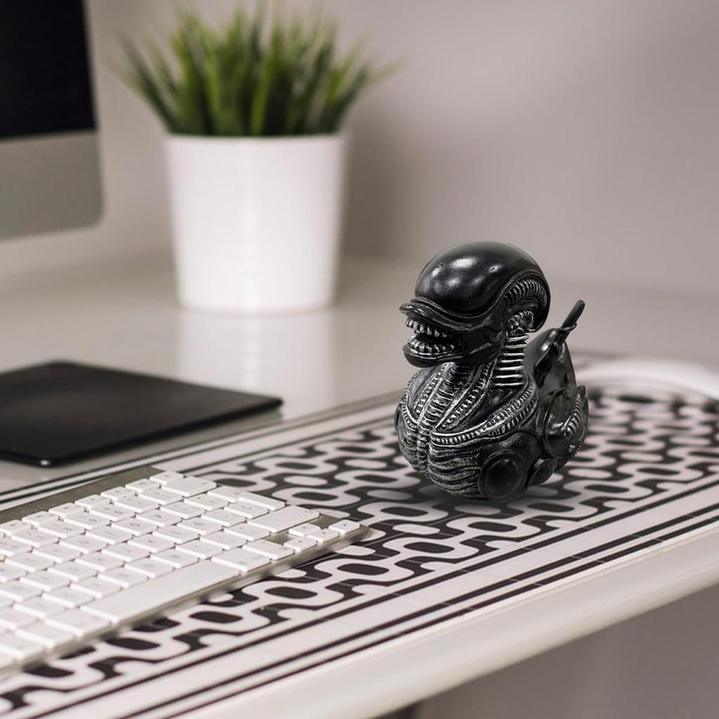 Resin Alien Duck,Unique Gothic Gifts & Collectibles,Dark Resin Duck Rubber Novelty Ornament Decorative Duck Figurine for Desktop Home Office Halloween