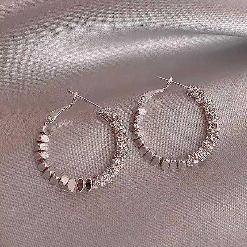 

Female Niche Unique Circle Earrings