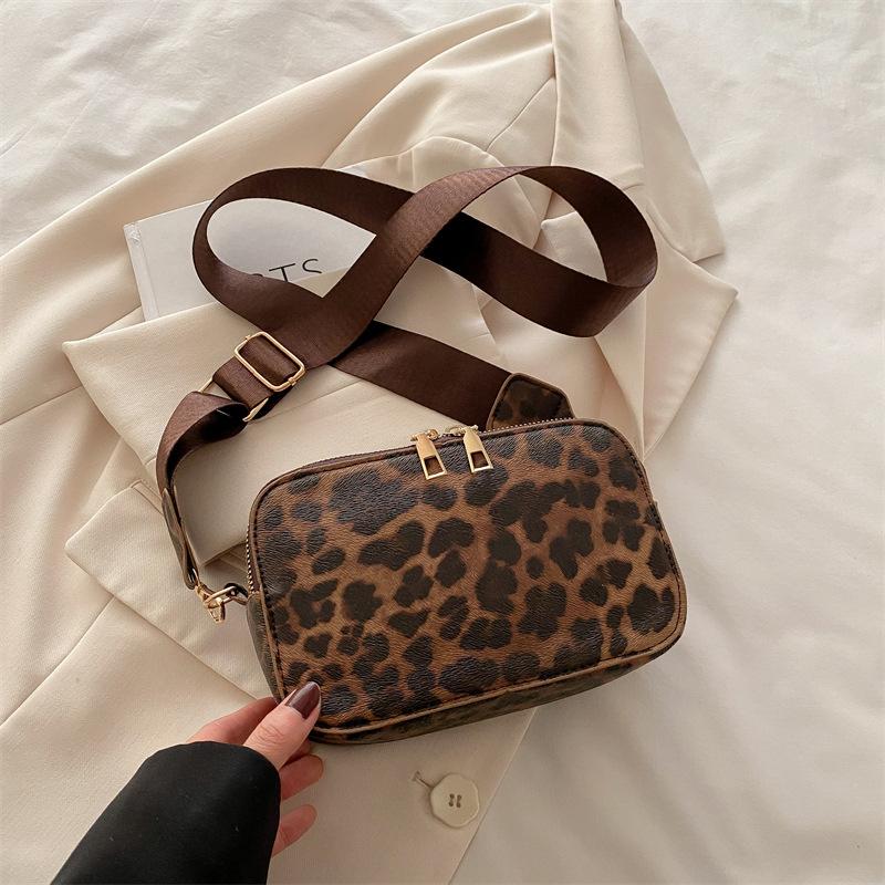 2025 Spring New Leopard Print Single Shoulder Oblique Span Bag Bag Women's Outdoor Sports Mobile Phone Bag Fitness Bag Chest Women's Small Square Bag