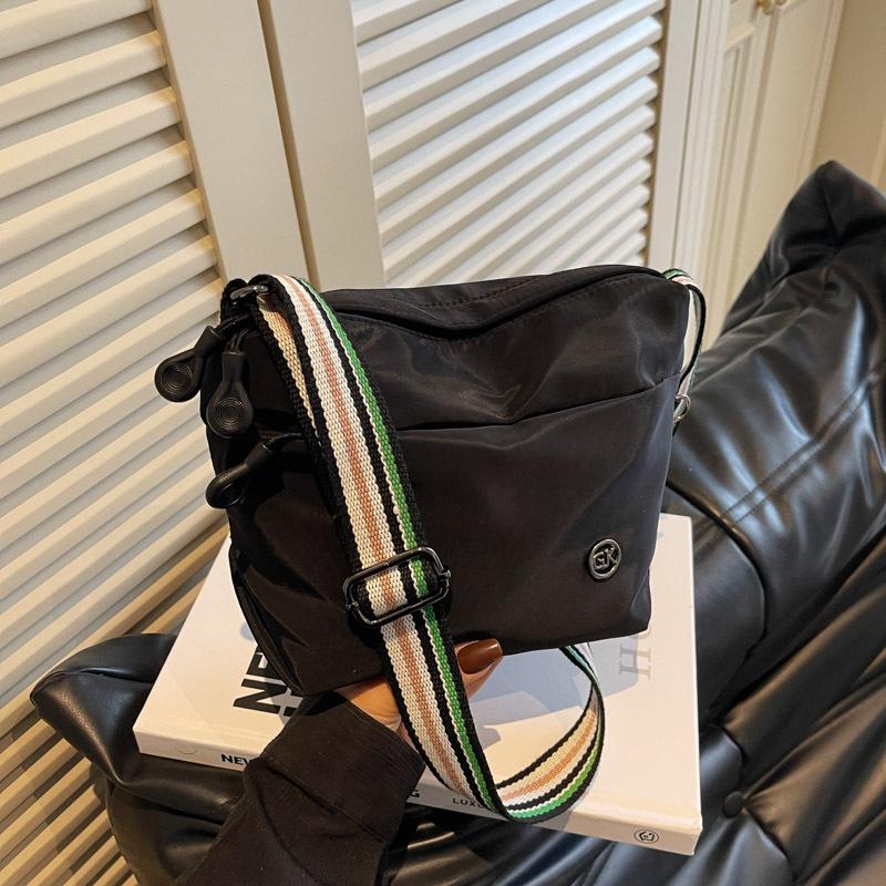 Casual Minimalist Nylon Crossbody Bag Premium Lightweight Small Shoulder Bag Commuter Phone Bag Spacious Women Purse