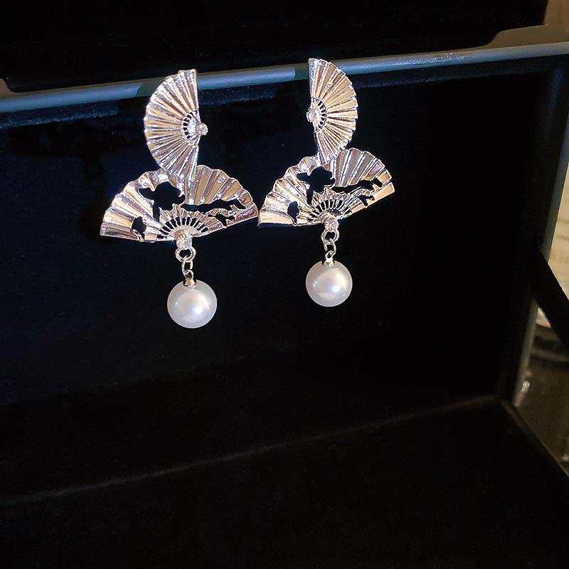 

Винтажные серьги-кисточки из серебряной иглы: Элегантный дизайн в виде капли воды с ретро-литературным оттенком