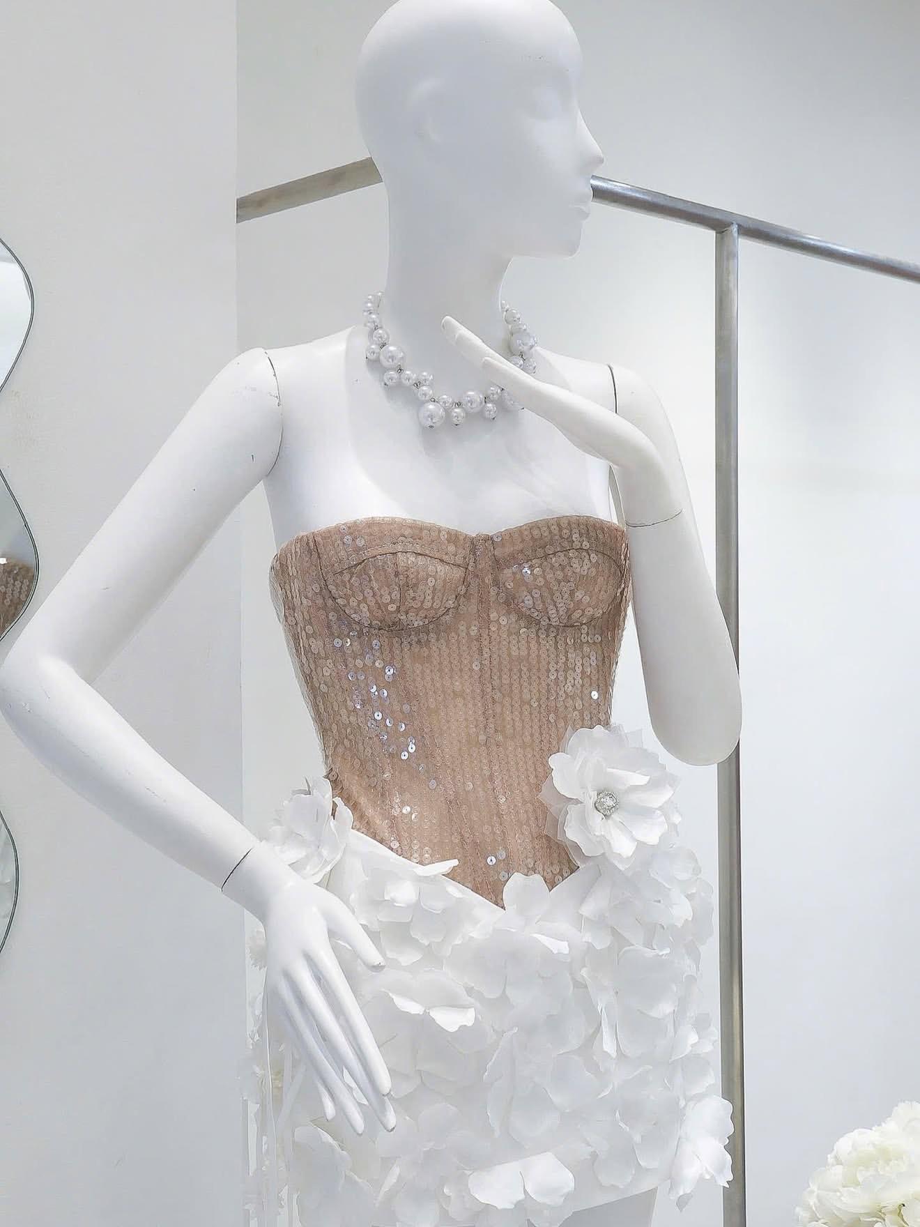 

Вьетнамский дизайнер Весна/Лето 2026 Блестящее strapless (без бретелей) Милое Вечернее Платье XS