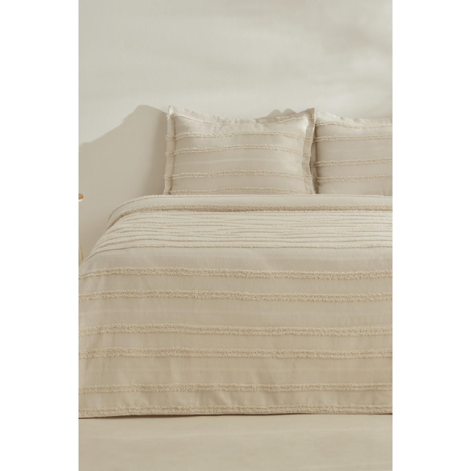 

Arlina Bold Beige Double Bedspread