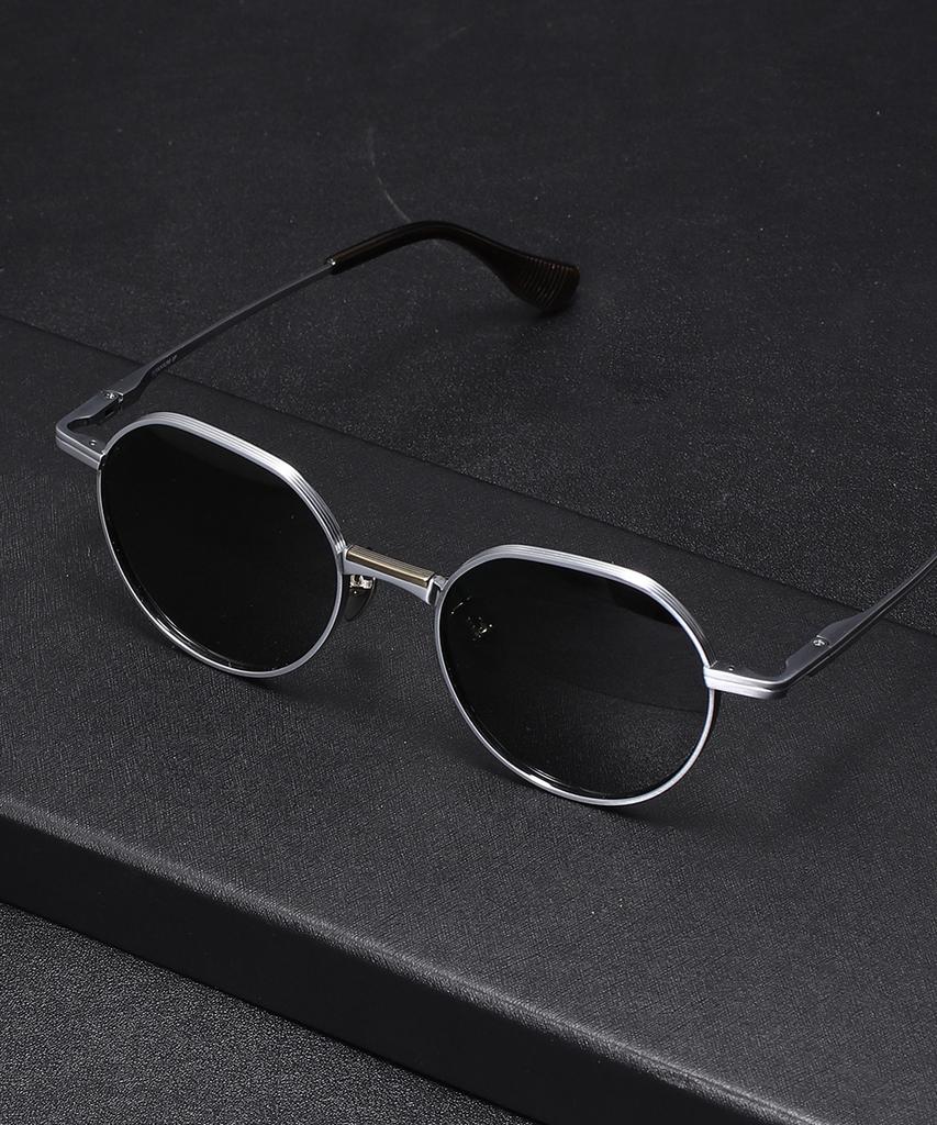 Lingkeonpeuleim Arlt-D150 Titanium Sunglasses Deep Green