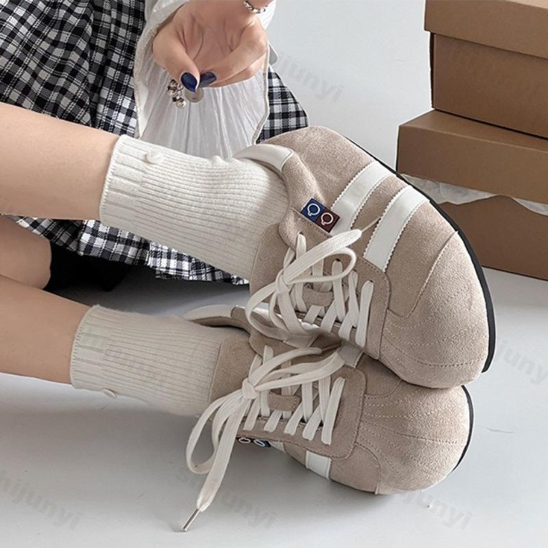Fashion Retro Fashion Low Top Casual Flat Sports Shoes for Women Autumn 2025 New Comfortable Versatile Non Slip Lace Up Trendy Sneakers