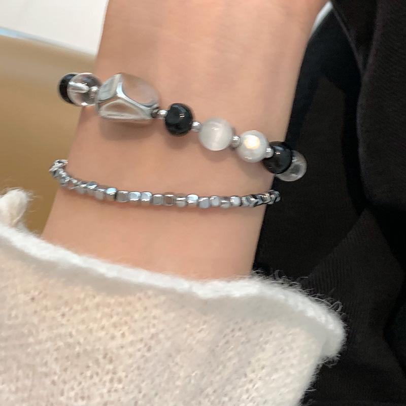 Černý a šedý korálkový náramek: Retro čínský styl pro ženy - Trend jaro/léto 2023