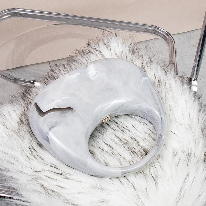 

2024 новая сумка из мраморного акрила с нишевым дизайном в виде полумесяца, клатч, универсальная сумка для ужина светло-серый