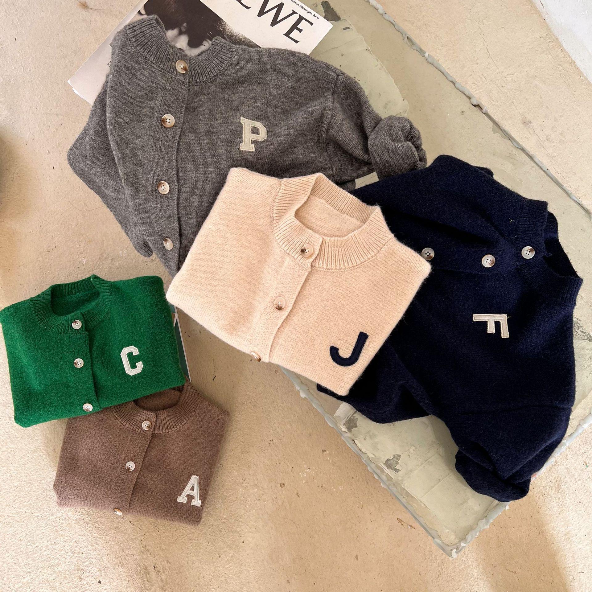 

Модный детский шерстяной свитер 2023 года: Весеннее поступление однотонный кардиган с буквами для мальчиков и девочек 110 cm грязно-белый