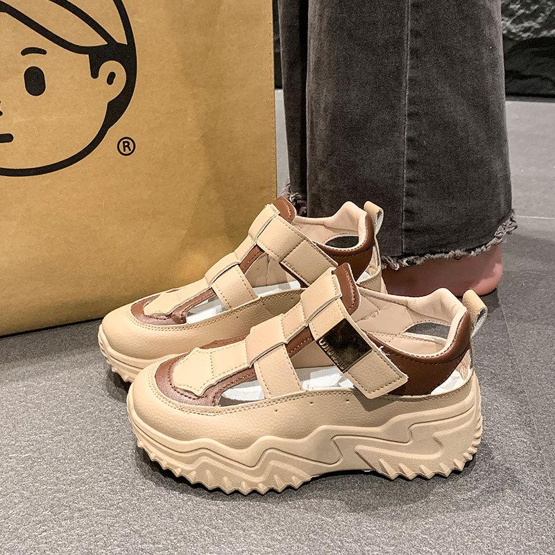 Plateausandalen Damen 2025 neu Sommer vielseitig hohl weiches Leder Sport und Freizeit erhöhend Loch Römersandalen