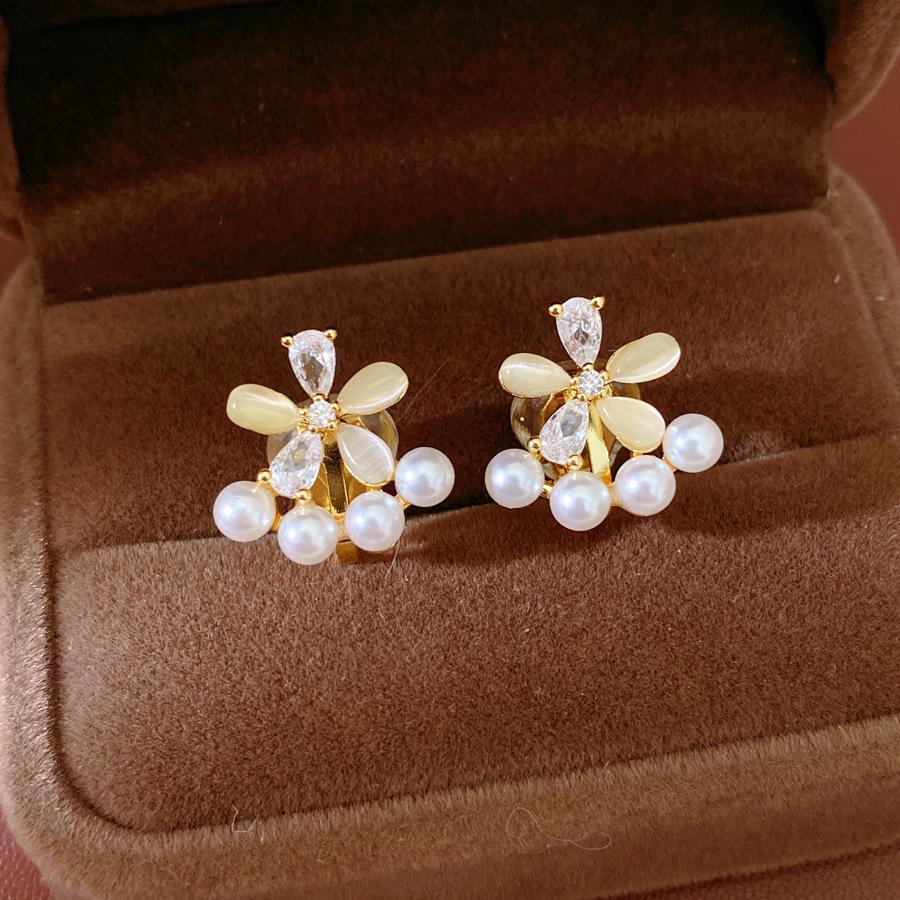 Elegant 18k Gold-Plated Cat s Eye Flower Ear Clips - Luxurious Zircon Fashion Jewelry