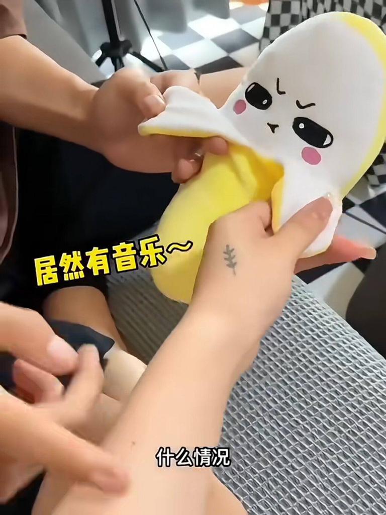 Interactive Musical Banana Plush Toy Beat Sensing Novelty Fruit Doll Creative Parent-Child Piano Gift for All Ages