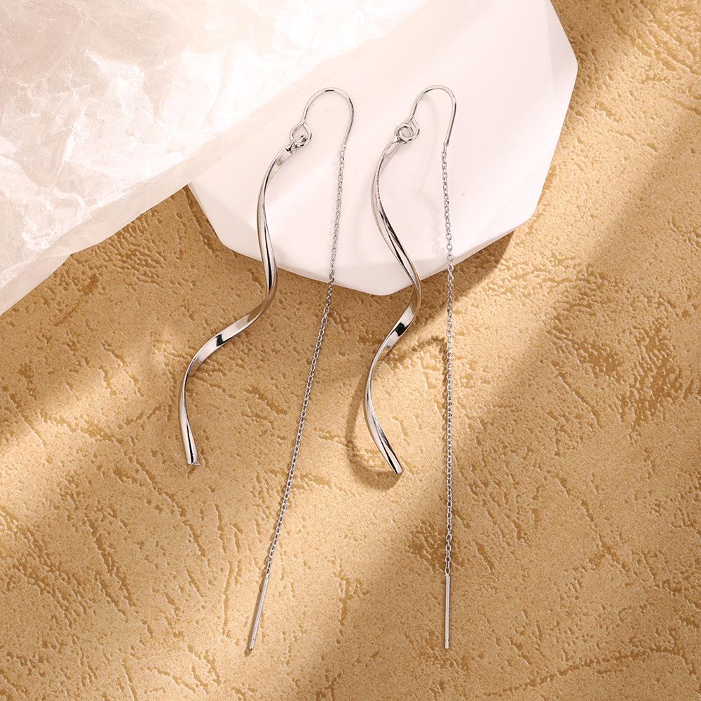 Minimalist Wave Tassel Earrings: Curved Design for Round Faces, Enhancing Elegance and Style for Women.