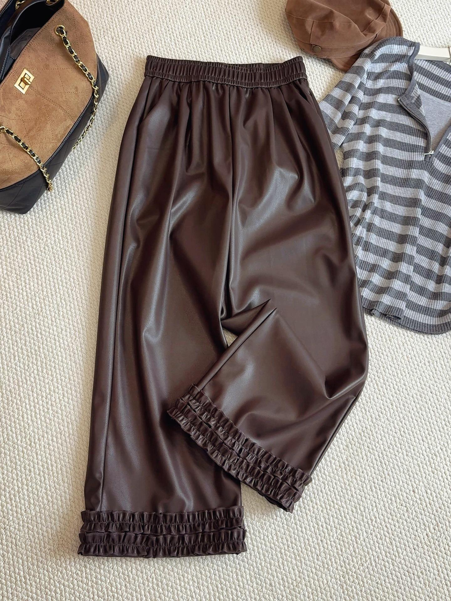 

Женские кожаные брюки с двойным слоем и оборками по краям: Осень 2025, европейский стиль с высокой талией, мягкая протеиновая кожа ПУ, широкие прямые модные брюки. Medium коричневый