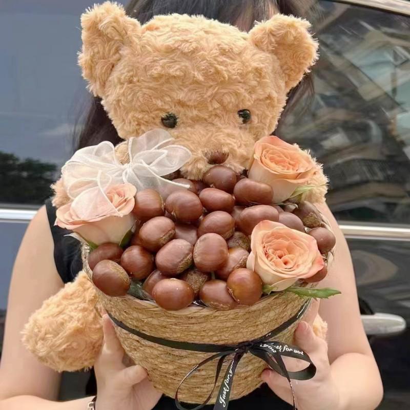 Cesta de Flores de Palha Cesta Urso Castanho Abraço Curado – Presente de Feriado Perfeito e Arranjo de Rosas