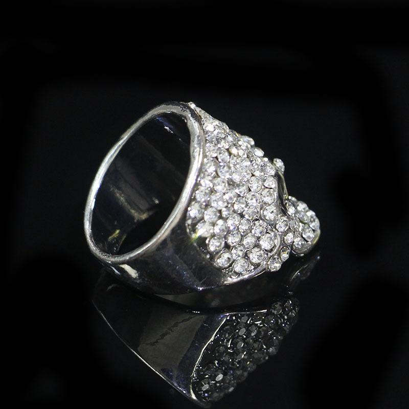 Fashion Punk Rhinestones Skull Rings Hiphop Glitter Silver Color Crystal Gothic Finger Ring for Women Men Party Jewelry Gift