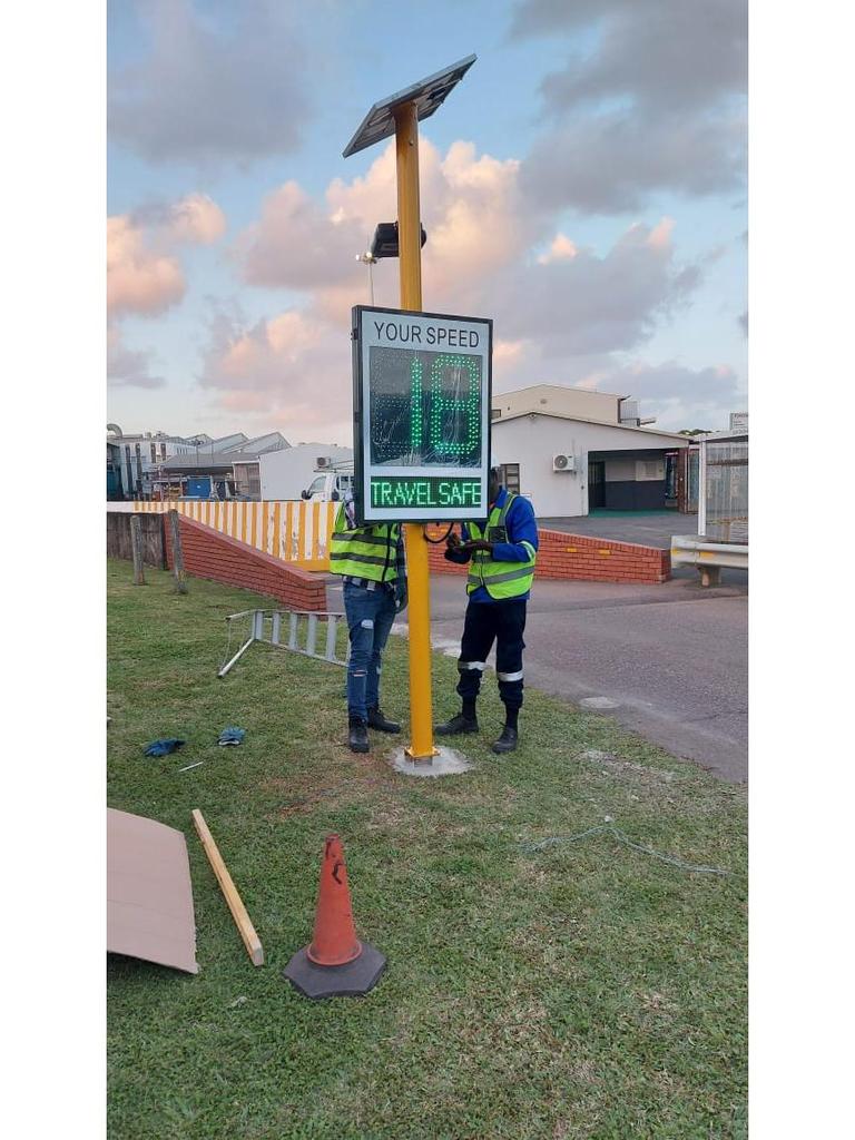 High-Brightness LED Radar Speed Display with Solar/Mains Power for Accurate Overspeed Warning