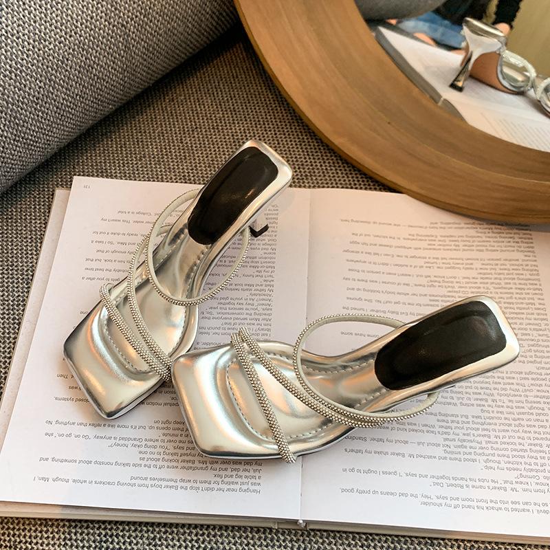 

Наступить в дерьмо, серебристые босоножки на высоком каблуке, фея, ветер квадратный носок стразы толстый каблук крутые шлепанцы, женщины не устают носить на улице в 40 серебряный