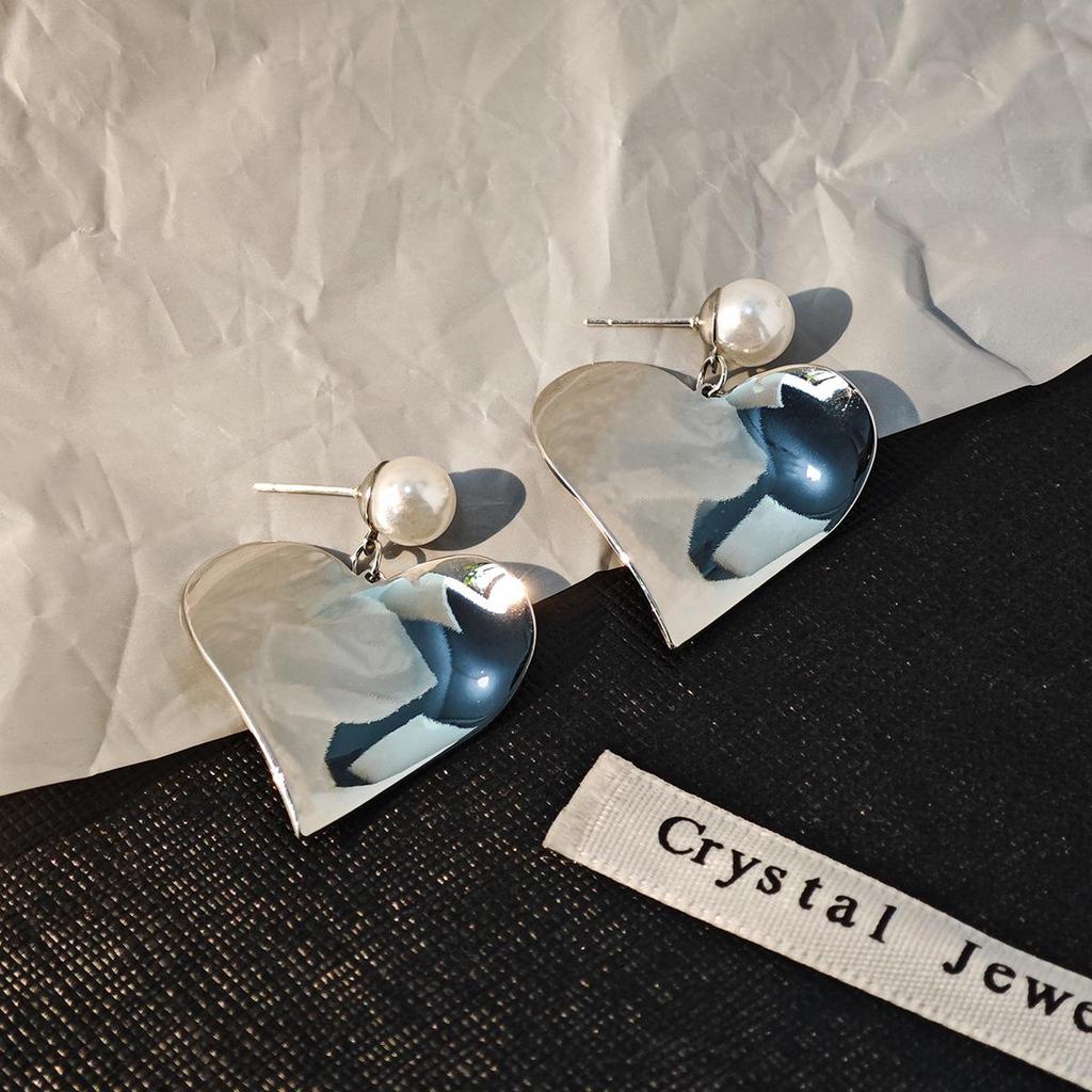 Silver Needle Minimalist Heart Dangle Earrings: Light Luxury Metal and Pearl Design for Women.