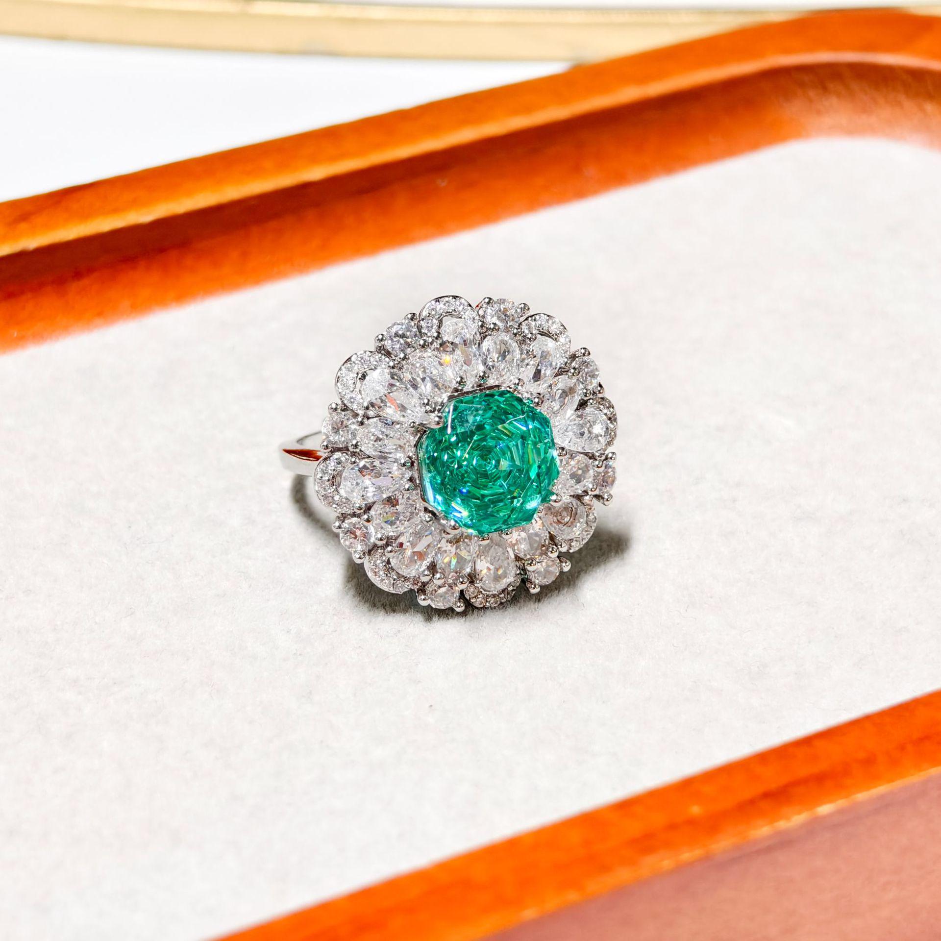Gesen Millennium Cut Para Green Luxury European & American Jewelry Set: Round Inlaid Earrings, Ring, Pendant.