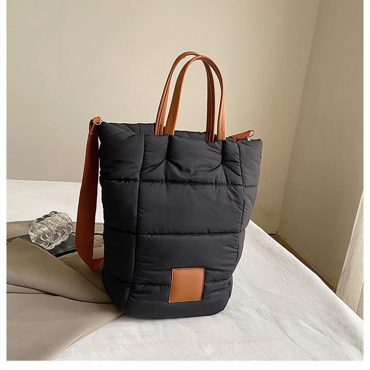 

Осенне-зимняя сумка-ведро большой вместимости, корейская версия ретро-повседневной сумки через плечо 2024 года, новая модная универсальная женская сумка чёрный