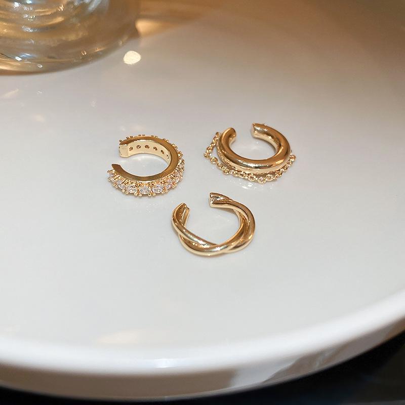 Vergoldete ineinandergreifende runde Ohr-Manschetten - Minimalistische Luxus-Ohrringe