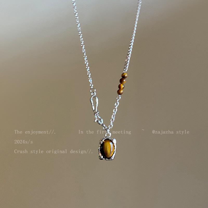 Women's Leather Tiger Eye Layered Necklace - Retro Double-Layer Choker Accessory with High-End Luxury Clavicle Chain.