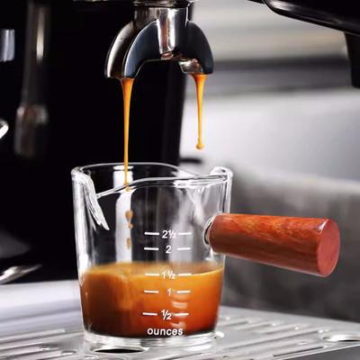 Taza de café italiana con mango de madera de 70 ml y escala de vidrio, ideal para espresso y leche.