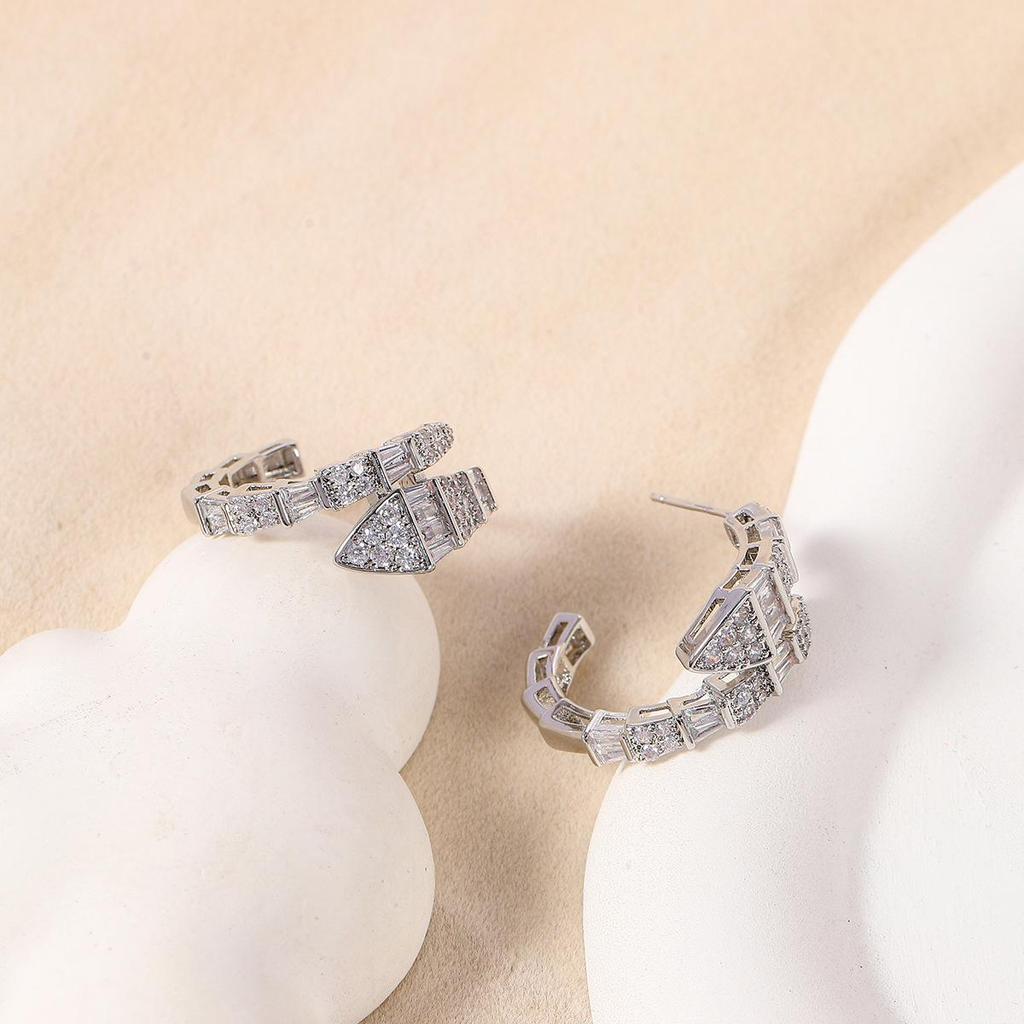 Boucles d'oreilles serpent micro-pavé de diamants: Design Luxueux pour Toutes les Formes de Visage, Bijoux d'Oreille Bestseller Unique pour Femmes 2024.