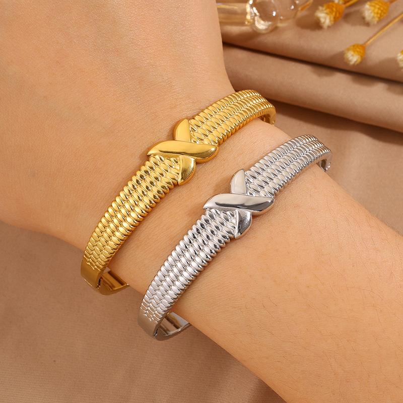 Stainless steel for girls, high-end sense, fashionable and simple design, cross-knotted for girlfriends