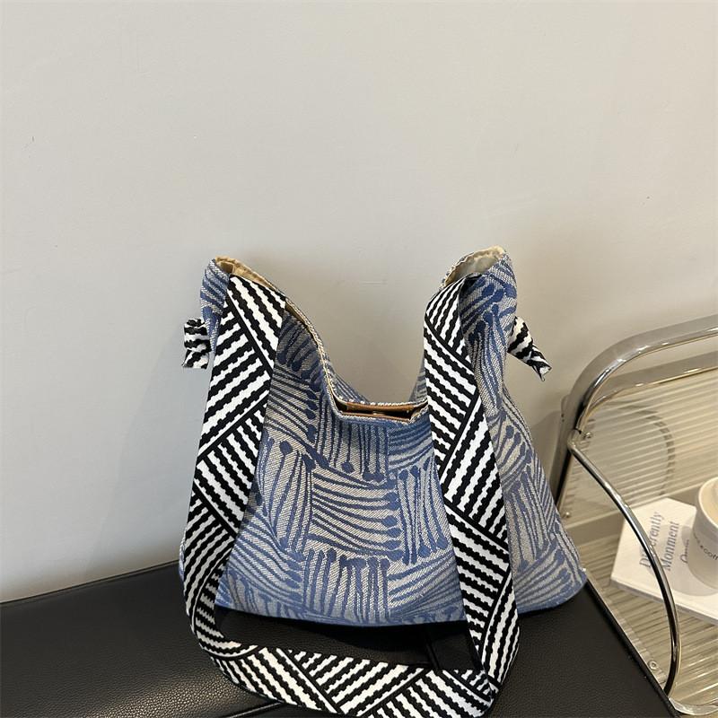 

Modern Woven Tote Bag With Spacious Design For Women Perfect For Everyday Use синій