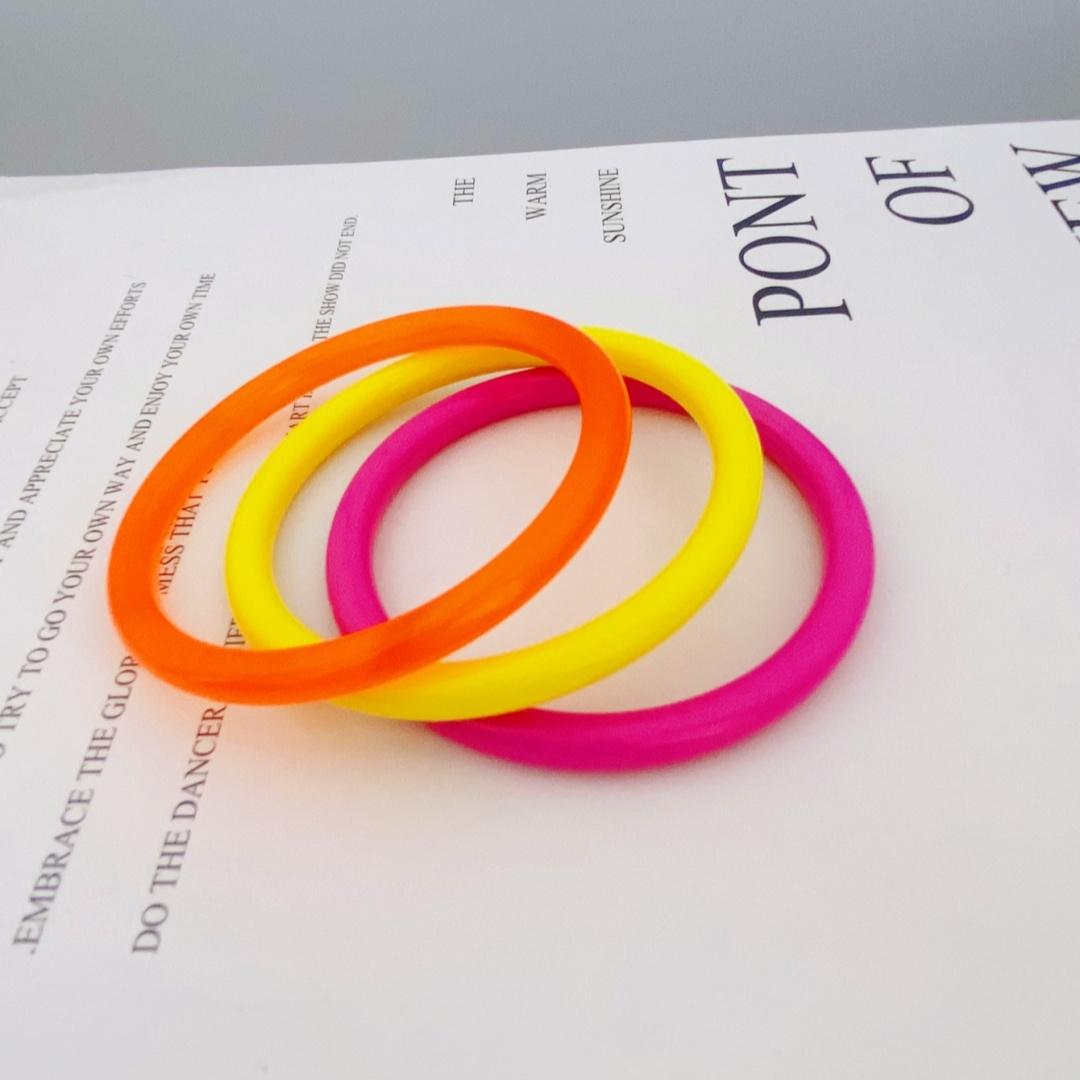 

Модний акриловий браслет з круглої трубки з 3 предметів для жінок з кількома кольорами, ідеально підходить для повсякденного носіння браслети для жінок