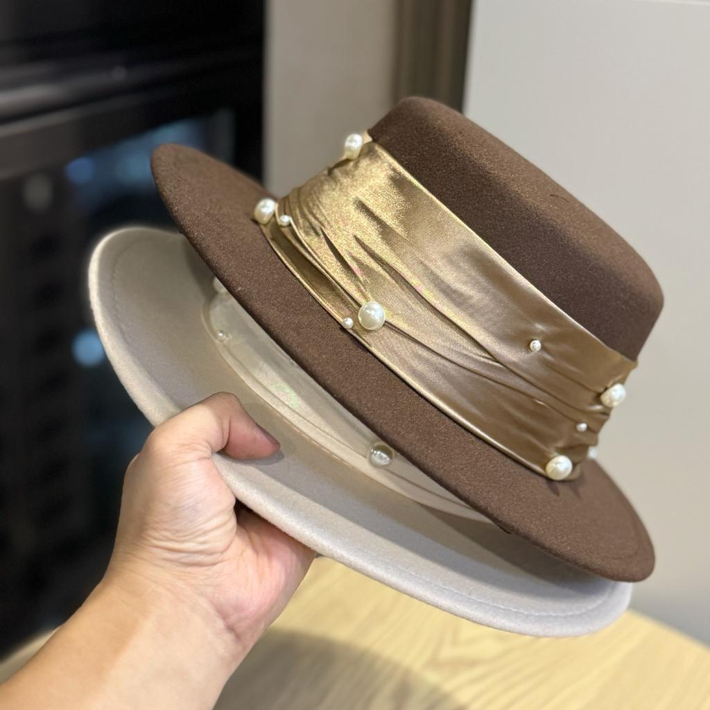 Ultra-rich Gold Pleated Ribbon Pearl White Flat Top Autumn and Winter Woolen Hat for Women High End Fashion Holiday Trend