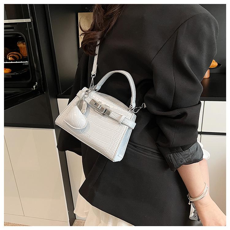 Borsa a Mano Primaverile, Borsa a Spalla Singola Crossbody da Donna con Ciondolo, Senso di Lusso, Moda di Nicchia per il Pendolarismo, Borsa da Donna