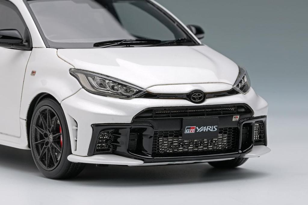 Maquilhagem EIDOLON Escala Toyota GR Yaris RZ Alto Desempenho 2024 Acabamento Mica Branco Pérola Platina EM762B 1/43 (Modelo finalizado)