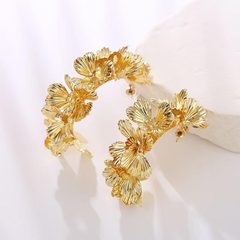 Europäische und amerikanische Retro 3D Blumen C-förmige Ohrringe - Damen Exaggerated Style Schmuck