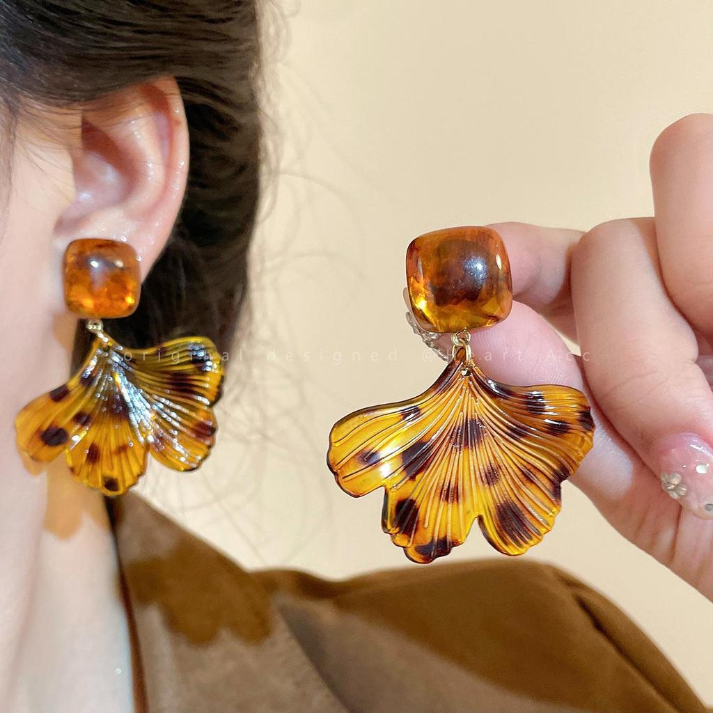 Maillard Coffee Color Amber Earrings Women's Autumn and Winter High-end Commuter Style Earrings Light Luxury Niche Design Earrings