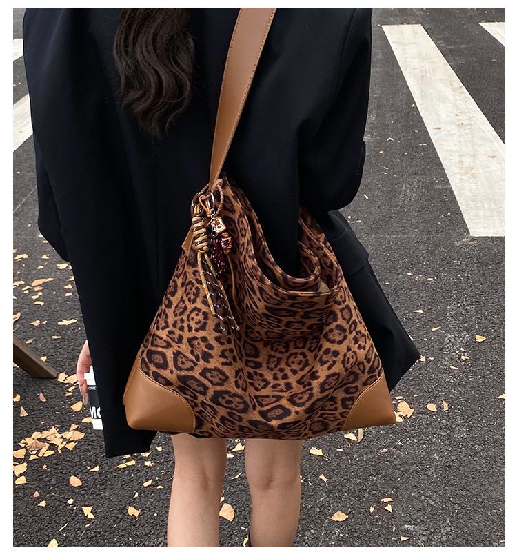 2025 Women's Leopard Print Large-Capacity Retro Tote and Shoulder Bag