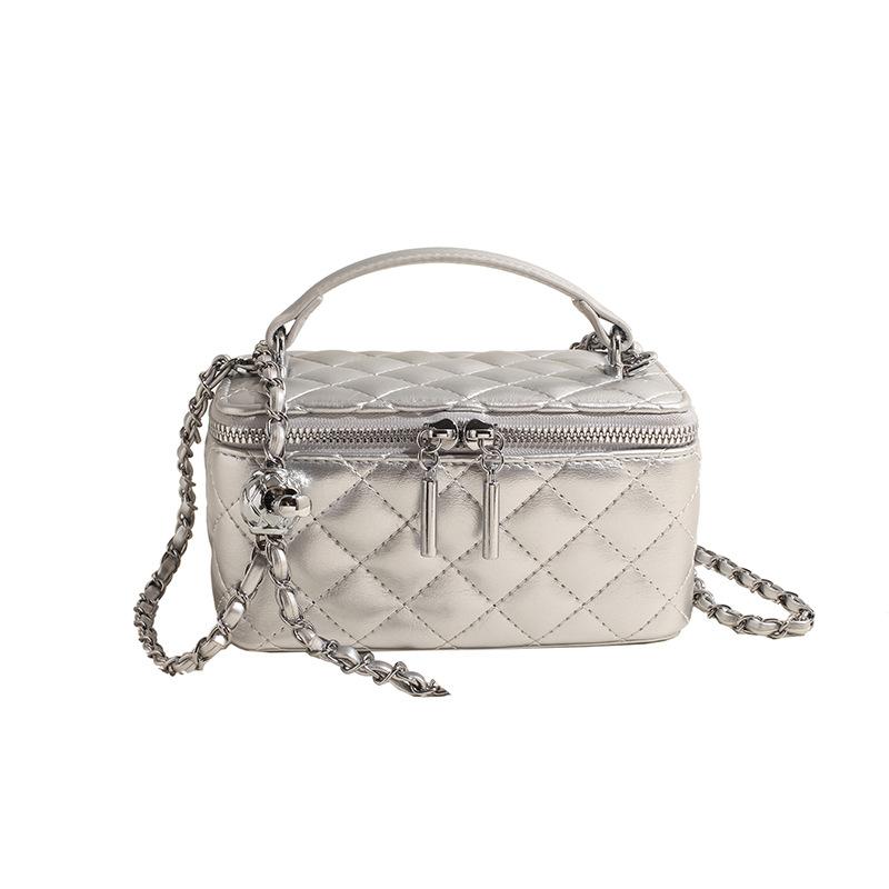 This Year, Korean Xiaoxiangfeng Fashion Temperament Portable Box Bag High-end Texture Diamond Chain Messenger Women's Bag Is Popular.