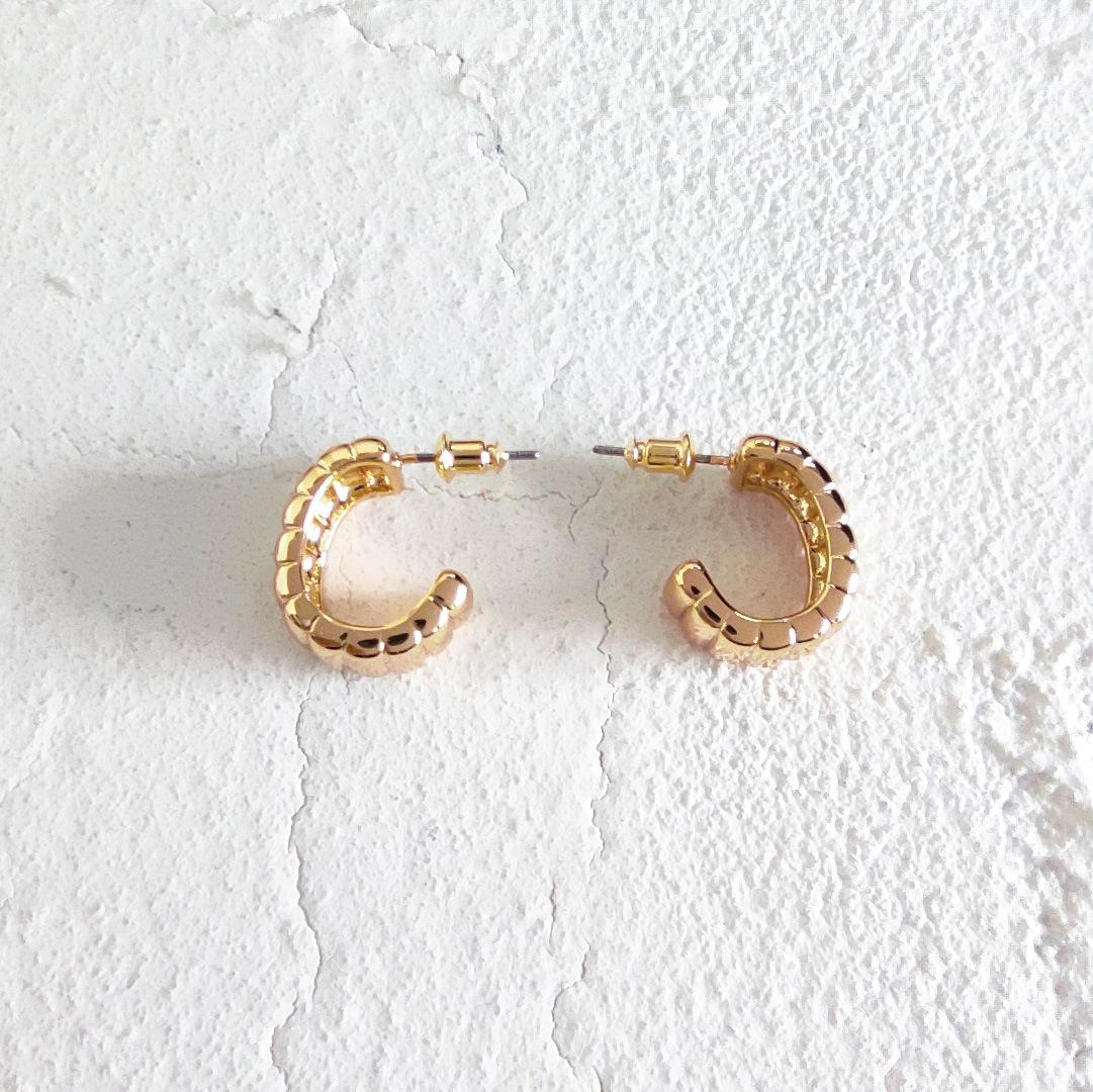 

Metal earrings women s ins cold wind stud earrings niche design sense simple circle earrings золотой