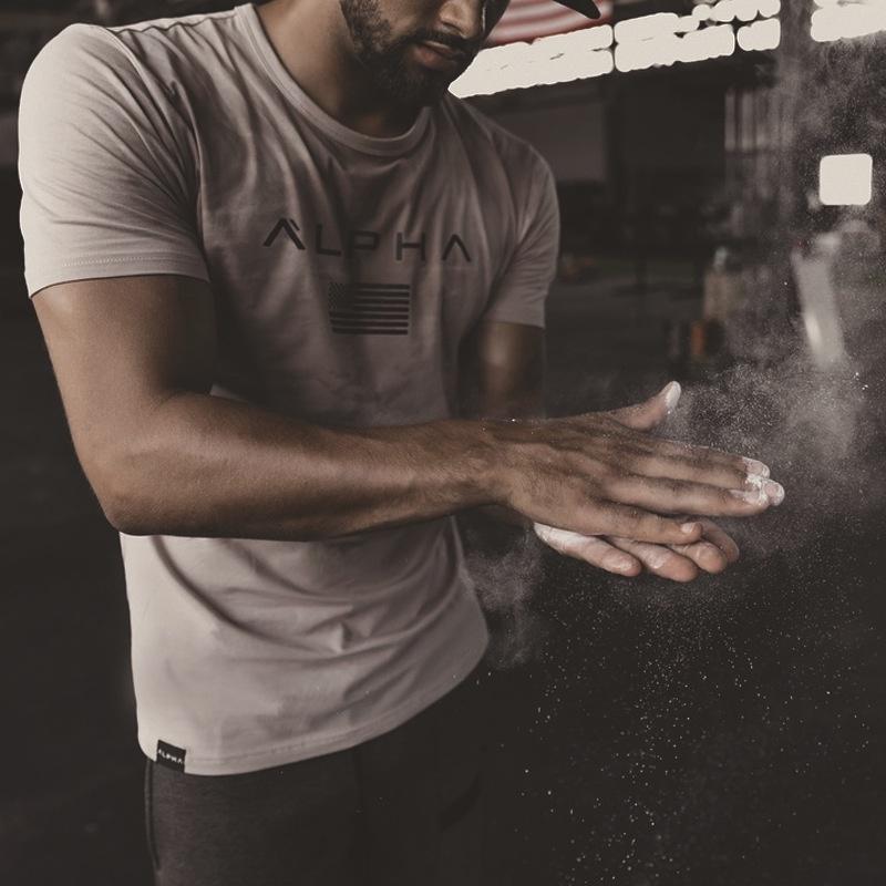 Erkek Spor Vücut Geliştirme Fitness Kas Antrenmanı Bisiklet Yaka Tişört Nefes Alabilir Hızlı Kuruyan Kumaş ve Amerikan Bayrağı Baskılı