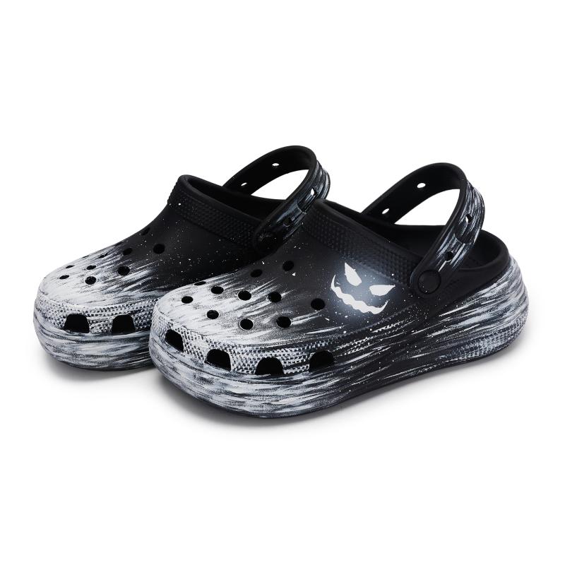 Crocs Classic clog REGO Hot Dog Hurricane Wraith Spray Paint Erase Detachable Accessories Hole Shoes Unisex Black & White
