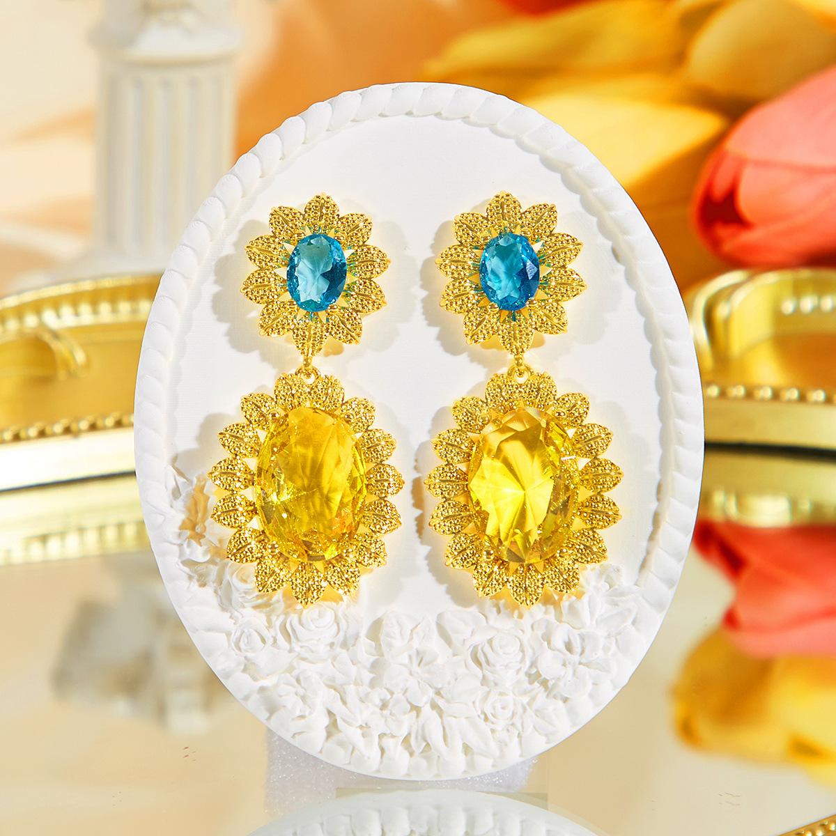 

2026 Fashion Creativity Blooming Sun Flower Micro-inlaid Color Matching Earrings Lady Temperament Versatile Leaf Petal Earrings золотой