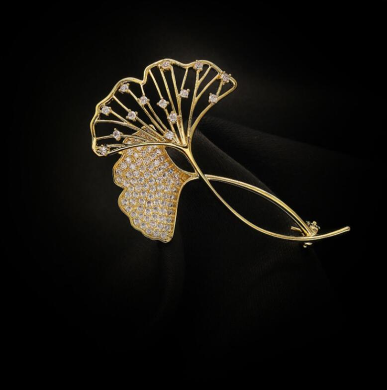 

Retro Elegant Ginkgo Leaf Brooches for Women Fashion Rhinestone Flower Plant Lapel Pins Wedding Party Corsage Bijoux De Luxe