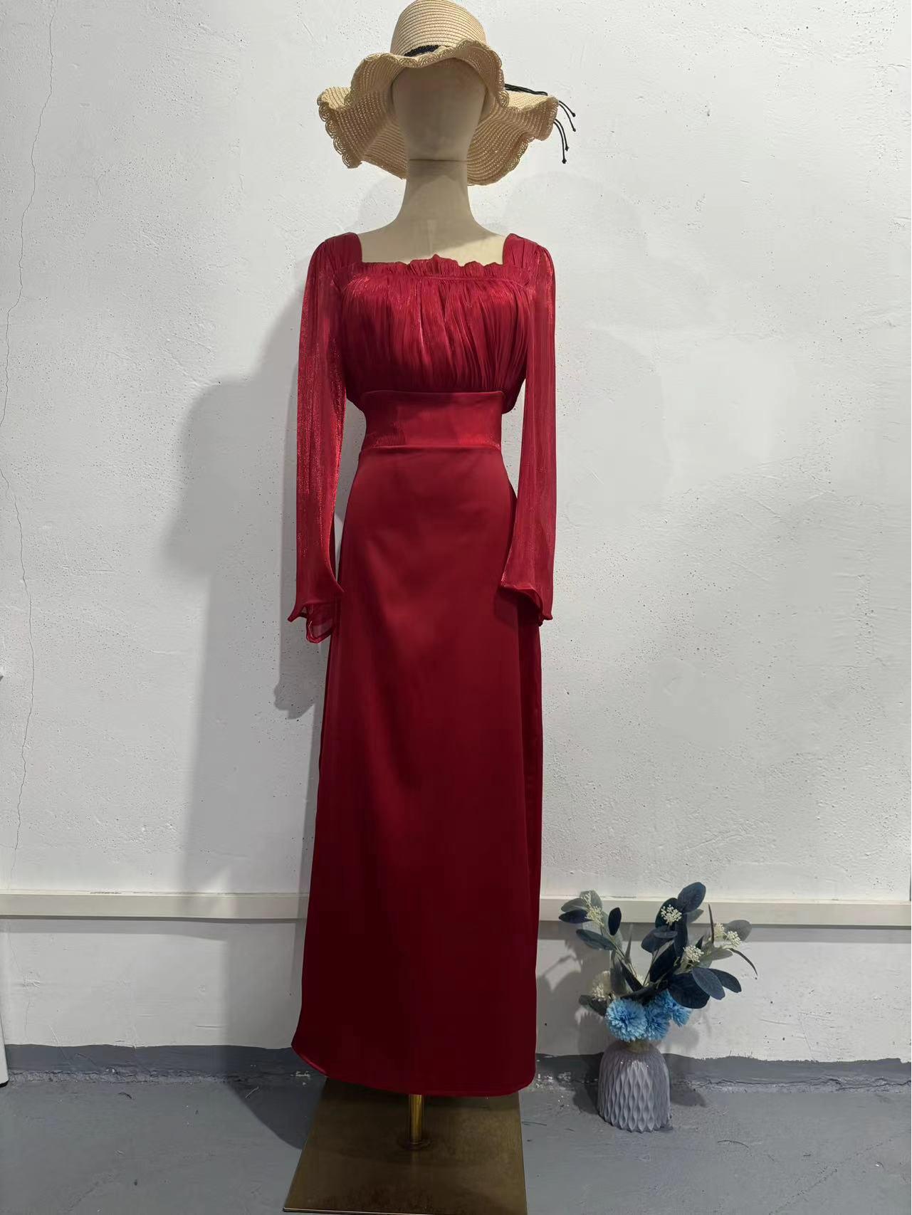 

2024 Платье бодикон с квадратным вырезом, драпировкой, шелковистыми рукавами-колокольчиками S темно-красного