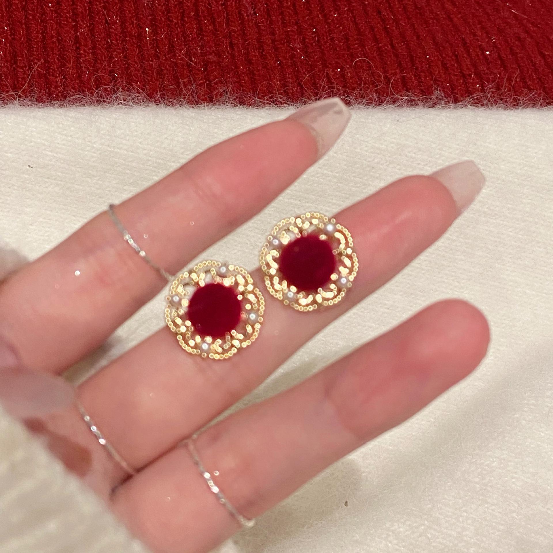 

Трендовые серьги 2024 года из бордового бархата с розовым жемчугом: Ретро стиль Гонконга для осени и зимы