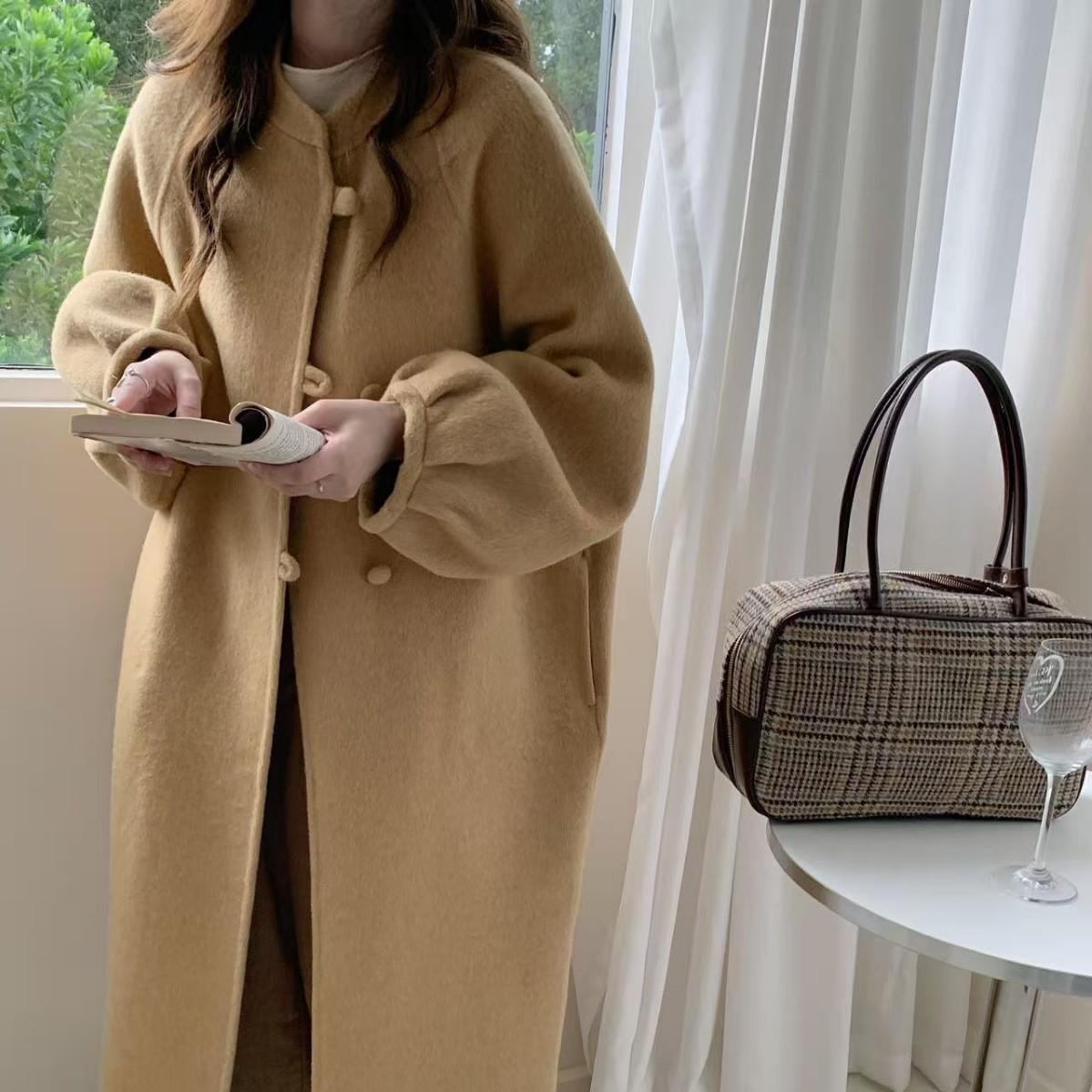 

2025 Осень/Зима Пальто из двухсторонней шерсти свободного кроя в китайском стиле с рукавами-фонариками и воротником-стойкой Medium