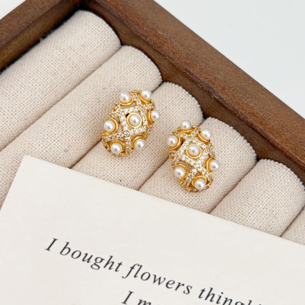 Elegant Geometric Pearl & Zircon Stud Earrings: European & American Retro Fashion Style