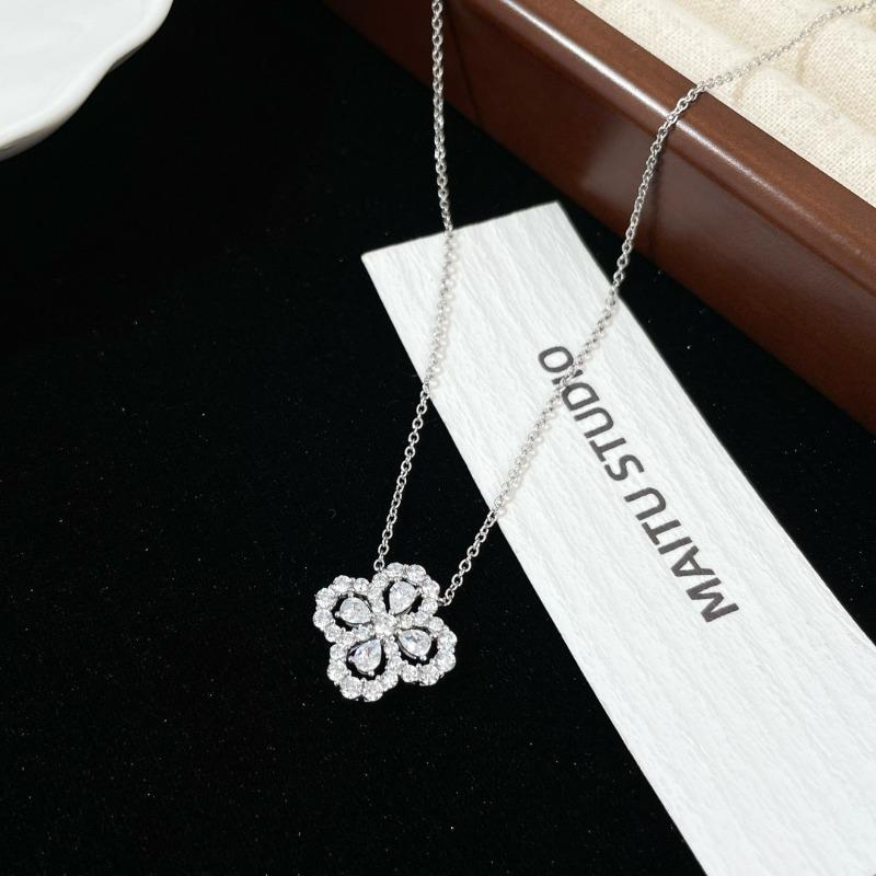 Necklace Full Diamond Aquamarine 18k Rose Gold Clover Pendant Light Luxury Clavicle Chain high definition version