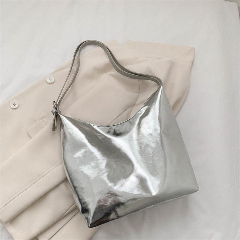 

Fashionable Minimalist Bucket Bag With Zipper Closure Shiny Gold Silver Nylon срібний